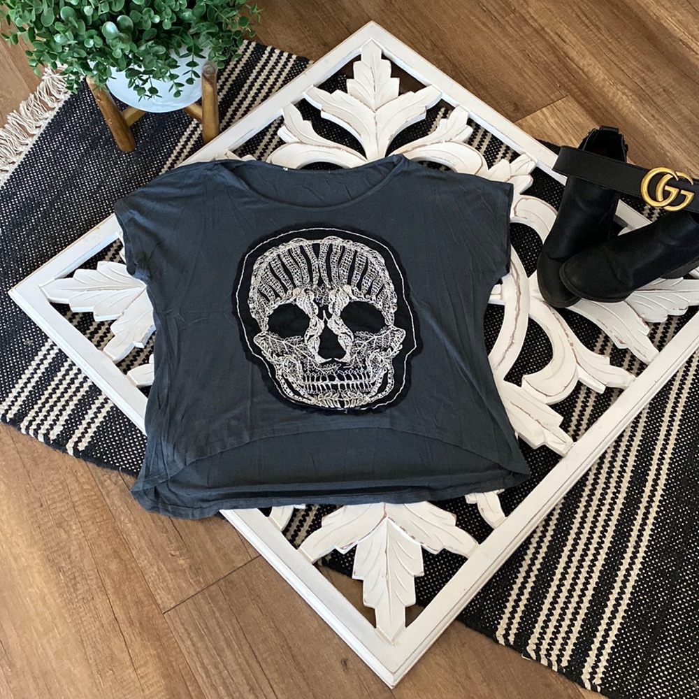 Cute T-shirt with skull lace design.  Fits like size medium.